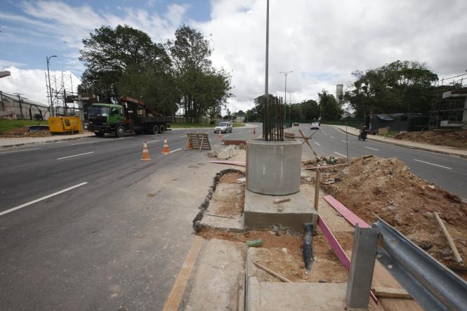 Às vésperas das últimas eleições estaduais, o governo anterior abriu ao tráfego o prolongamento da Avenida João Paulo II até o viaduto do Coqueiro, em Ananindeua. Porém, a obra ainda não está concluída. Há serviços inacabados, como a construção de passarelas e implantação de um sistema de tratamento de água lançadas nos mananciais do Utinga pela drenagem implantada. Além disso, as obras implantadas estão sem manutenção, como iluminação pública precária em alguns trechos e a limpeza nos canteiros centrais e laterais da avenida. Por causa da não conclusão das obras, o Governo atual não recebeu a via. Em função disso, ela não foi repassada aos municípios para a devida responsabilidade, como Belém e Ananindeua – já que o prolongamento da via percorre os dois municípios.

FOTO: FERNANDO ARAÚJO / AGÊNCIA PARÁ
DATA: 21.02.2019
BELÉM - PA <div class='credito_fotos'>Foto: Fernando Araújo/Ag. Pará   |   <a href='/midias/2019/originais/07665889-f8ae-4507-849f-55c520020621.jpg' download><i class='fa-solid fa-download'></i> Download</a></div>