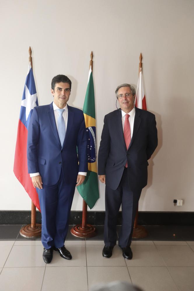 O governador Helder Barbalho recebeu, no Palácio do Governo, no início da tarde desta terça-feira (5), o embaixador do Chile no Brasil, Fernando Schmidt. O representante chileno está no Pará há alguns dias e tem se reunido com líderes empresariais e do setor público para afinar relações e estabelecer parcerias em diversos segmentos.

FOTO: MARCO SANTOS / AG. PARÁ
DATA: 05.02.2019
BELÉM - PARÁ <div class='credito_fotos'>Foto: Marco Santos / Ag. Pará   |   <a href='/midias/2019/originais/0866974f-dd43-4595-b8a9-f248abb5abd4.jpg' download><i class='fa-solid fa-download'></i> Download</a></div>