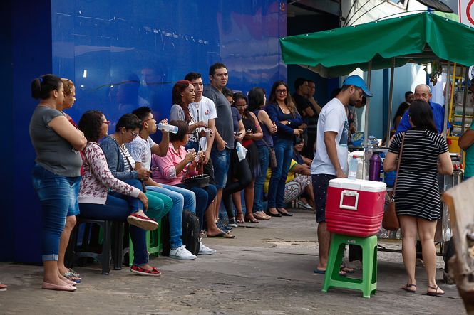 Tricia Garcia foi uma das primeiras a chegar à Faculdade Estácio, na manhã deste domingo (28), para realizar a prova do concurso do Departamento de Trânsito do Pará (Detran). Desde às 6h30, aproximadamente, a professora de espanhol aguardava a abertura dos portões, marcada para às 7h. Ela disputa uma das 34 vagas ofertadas para o cargo de agente de educação de trânsito, que teve 53.600 mil inscritos e oferece remuneração de R$ 2.191,52.

FOTO: WAGNER SANTANA / AGENCIA PA
DATA: 28.04.2019
BELEM - PA <div class='credito_fotos'>Foto: Wagner Santana / Ag. Pará   |   <a href='/midias/2019/originais/08720d7e-6061-40d7-8127-a8cf265f92f8.jpg' download><i class='fa-solid fa-download'></i> Download</a></div>