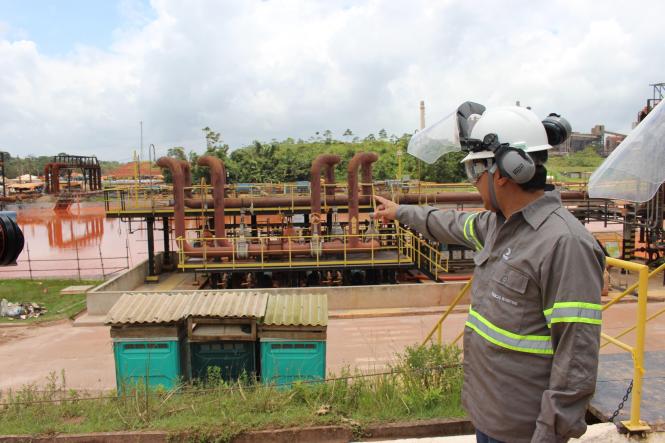 O titular da Secretaria de Estado de Meio Ambiente e Sustentabilidade (Semas), Mauro O'de Almeida, em conjunto com a equipe do órgão, fez uma visita técnica nesta sexta-feira (8) à mineradora Hydro, em Barcarena, na Região Metropolitana de Belém. O objetivo foi verificar in loco se a empresa está cumprindo as cláusulas previstas no Termo de Ajuste de Conduta (TAC).

FOTO: ASCOM / SEMAS
DATA: 09.03.2019
BELÉM - PARÁ <div class='credito_fotos'>Foto: ASCOM SEMAS   |   <a href='/midias/2019/originais/0a219334-a389-46e1-80a1-8a0ab3ce66e1.jpg' download><i class='fa-solid fa-download'></i> Download</a></div>