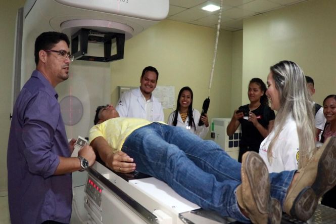 Em comemoração ao aniversário de três anos da Unidade de Alta Complexidade em Oncologia Dr. Vítor Moutinho – Unacon Tucuruí, no sudeste paraense, o Grupo de Trabalho Humanizado (GTH) fez programação especial com abertura para visitação à unidade pela comunidade, mediante o agendamento prévio, com o intuito de estreitar e fortalecer o relacionamento com a sociedade, sobretudo, para repasse de informações na prevenção do câncer.

FOTO: DIVULGAÇÃO
DATA: 25.04.2019
TUCURUÍ - PARÁ <div class='credito_fotos'>Foto: Divulgação   |   <a href='/midias/2019/originais/0a6f88ce-efce-49ab-ad2b-a7b83eb84007.jpg' download><i class='fa-solid fa-download'></i> Download</a></div>