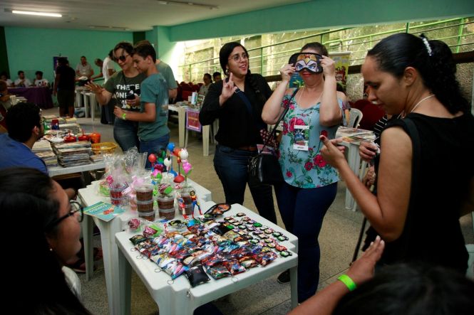 História em quadrinhos, cultura pop e todo o universo dos super-heróis. Assim, o Centro Integrado de Inclusão e Cidadania (CIIC) recebeu durante todo o final de semana a Amazônia Comicon 2019, que esse ano trouxe a proposta de inclusão e acessibilidade para as pessoas com deficiência.

FOTO: RICARDO AMANAJÁS / AGÊNCIA PARÁ
DATA: 27.05.2019
BELÉM - PARÁ <div class='credito_fotos'>Foto: Ricardo Amanajás / Ag. Pará   |   <a href='/midias/2019/originais/0ab3a2ad-3c02-4a65-a398-46ec29058096.jpg' download><i class='fa-solid fa-download'></i> Download</a></div>