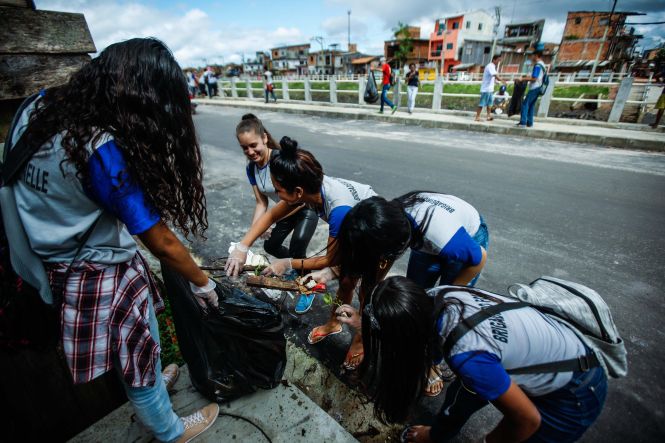 Um mutirão de limpeza e paisagismo foi realizado, nesta sexta-feira (26), no entorno do primeiro trecho do Projeto de Saneamento Integrado da Bacia do Tucunduba. No local será construída, em breve, uma Estação de Elevação da obra, onde foi feita a limpeza e arborização da área. 

FOTO: MAYCON NUNES / AGÊNCIA PARÁ
DATA: 26.04.2019
BELÉM - PARÁ <div class='credito_fotos'>Foto: Maycon Nunes / Ag. Pará   |   <a href='/midias/2019/originais/0ad1af3f-919e-4956-89cc-13a264921c44.jpg' download><i class='fa-solid fa-download'></i> Download</a></div>