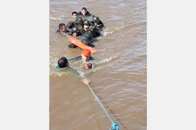 Cerca de 30 agentes de segurança da Polícia Militar, Polícia Civil e da Guarda Municipal foram capacitados no IV Curso de Operações Fluviais (Copflu), idealizado pela Companhia Independente de Polícia Fluvial (Cipflu), ligada ao Grupamento Fluvial do Pará (Gflu). O curso ocorreu entre os dias 10 de abril e 24 de maio com a apresentação e solenidade dos formandos.

FOTO: ASCOM / SEGUP
DATA: 25.05.2019
BELÉM - PARÁ <div class='credito_fotos'>Foto: ASCOM / SEGUP   |   <a href='/midias/2019/originais/0c03e554-8dfb-4bad-8d68-5f2336bab07f.jpg' download><i class='fa-solid fa-download'></i> Download</a></div>