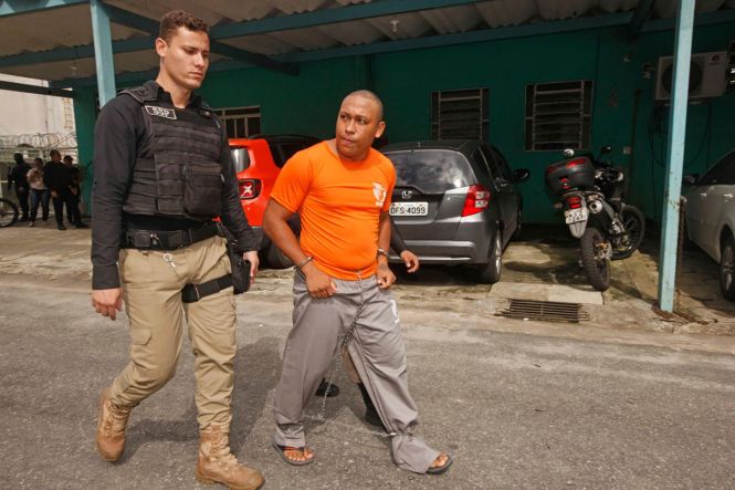 Dez detentos de alta periculosidade foram remanejados do sistema carcerário paraense para o presídio federal de Catanduvas, no Paraná, na tarde desta quinta (25). O trabalho fez parte da Operação Êxodo, da Superintendência do Sistema Penitenciário do Estado (Susipe), que, ao todo, nesta etapa, já transferiu 13 presidiários para casas de detenção de segurança máxima.

FOTO: FERNANDO ARAÚJO / AGÊNCIA PARÁ
DATA: 25.04.2019
BELÉM - PARÁ <div class='credito_fotos'>Foto: Fernando Araújo/Ag. Pará   |   <a href='/midias/2019/originais/0d5480c9-bcfb-45d8-9473-6f276a2bf562.jpg' download><i class='fa-solid fa-download'></i> Download</a></div>