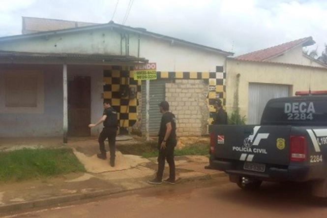 A Polícia Civil do Pará prendeu, nesta quarta-feira (6), quatro homens - três deles com mandado de prisão e um em flagrante - durante operação policial em Altamira, sudoeste paraense. A ação foi deflagrada por policiais civis da Delegacia de Conflitos Agrários (DECA) do Xingu, durante investigação de suposto crime por motivação agrária na região do rio Iriri.

FOTO: DIVULGAÇÃO / ASCOM POLICIA CIVIL
DATA: 07.02.19
ALTAMIRA - PARÁ <div class='credito_fotos'>Foto: Divulgação / Policia Civil - Pará   |   <a href='/midias/2019/originais/0f0b1057-fc18-49b2-833e-0a948c0a0d7d.jpg' download><i class='fa-solid fa-download'></i> Download</a></div>