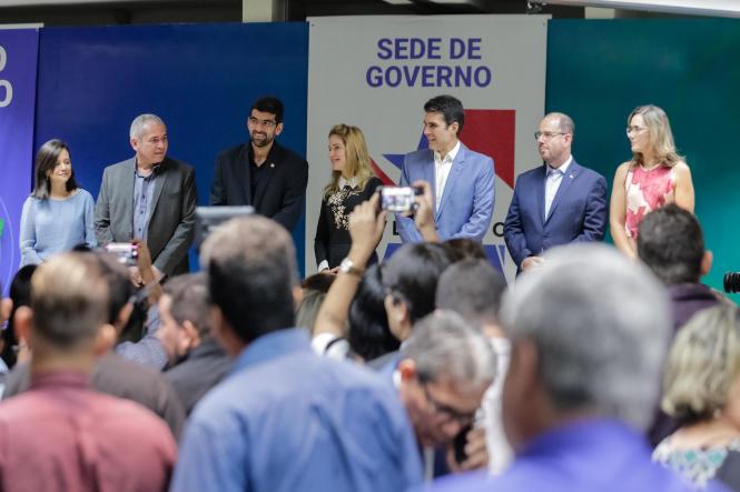 Até a próxima sexta-feira (23), o Governo do Estado está, oficialmente, sediado em Santarém, no oeste paraense. É o programa “Governo Por Todo o Pará”, iniciativa desta gestão, que inaugura a sua primeira edição, deslocando grande parte de sua estrutura e equipes para o município santareno. A programação, cujo objetivo é aproximar o Estado das diferentes regiões e municípios, foi aberta pelo governador Helder Barbalho, no final da manhã desta quarta-feira (20), em cerimônia realizada no auditório do campus Tapajós da Universidade Federal do Oeste do Pará (Ufopa). Participaram da solenidade a primeira-dama do Estado, Daniela Barbalho; o vice-governador, Lúcio Vale, e a esposa, Andréa Vale; deputados estaduais; gestores de órgãos e secretários de Estado; servidores do município de Santarém e representantes de cidades vizinhas, além da população.

FOTO: MARCO SANTOS / AGÊNCIA PARÁ
DATA: 20.03.2019
SANTARÉM - PA
 <div class='credito_fotos'>Foto: Marco Santos / Ag. Pará   |   <a href='/midias/2019/originais/0f5b301e-5bef-4550-bcf5-3689cf6fc985.jpg' download><i class='fa-solid fa-download'></i> Download</a></div>