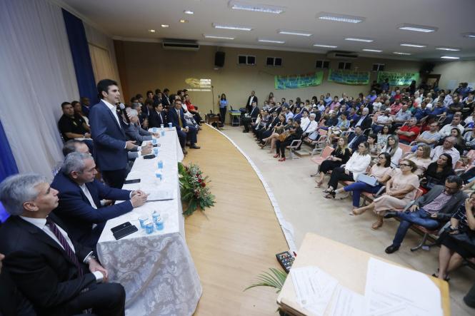 O governador do Estado, Helder Barbalho, e o vice-governador, Lúcio Vale, participaram, nesta quinta-feira, (21), da sessão especial da Assembleia Legislativa do Estado (Alepa), em Santarém. O evento ocorreu no auditório da Universidade do Estado do Pará (Uepa) e teve a presença de 28 deputados, além de vereadores do município; do presidente em exercício do Tribunal de Contas do Estado (TCE), Cipriano Sabino; e do procurador-geral de Justiça do Estado, Gilberto Martins. A sessão fez parte do programa Governo por Todo o Pará, que objetiva fazer uma gestão mais próxima das pessoas.

FOTO: MARCO SANTOS / AGÊNCIA PARÁ
DATA: 21.03.2019
SANTARÉM - PA <div class='credito_fotos'>Foto: Marco Santos / Ag. Pará   |   <a href='/midias/2019/originais/0fb78051-cc00-43f5-9381-20aabe82161d.jpg' download><i class='fa-solid fa-download'></i> Download</a></div>