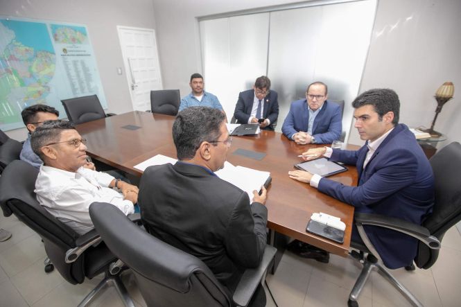 Prefeitos e lideranças do PSD do Pará solicitaram o apoio do governo do Estado para investimentos nas áreas da educação, infraestrutura, saúde e segurança. As demandas foram apresentadas ao governador Helder Barbalho nesta quinta-feira (25), durante várias audiências, no Palácio do Governo, em Belém, com a presença do presidente do Partido Social Democrático (PSD) no Pará, Helenilson Pontes.

FOTO: MARCO SANTOS / AGÊNCIA PARÁ
DATA: 25.04.2019
BELÉM - PARÁ <div class='credito_fotos'>Foto: Marco Santos / Ag. Pará   |   <a href='/midias/2019/originais/11322f5b-7f7f-4e7d-9bd8-03299fe78802.jpg' download><i class='fa-solid fa-download'></i> Download</a></div>