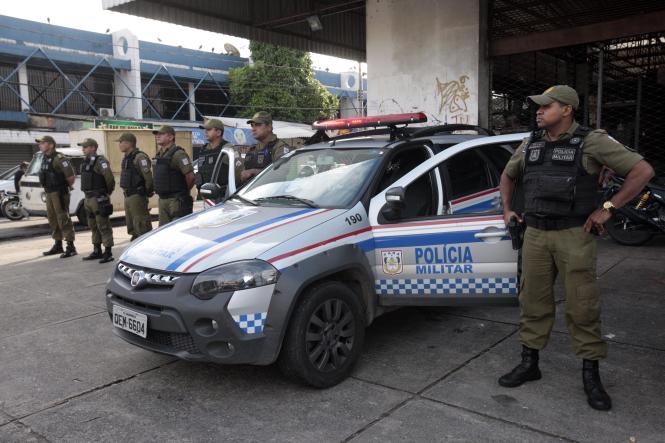 A feirante Lílian Monteiro, de 44 anos, há 5 tem uma barraca em uma feira no bairro do Guamá. Embora tenha a sorte de nunca ter sofrido um assalto na vida, ela reconhece que as chances de algo do tipo acontecer diminuem bastante quando há policiamento à vista. E reconhece ainda que a movimentação no entorno mudou sensivelmente depois que uma viatura passou a ficar de prontidão bem na esquina onde ela trabalha. . Essa maior tranquilidade que Lilian e boa parte da população já consegue sentir é fruto da operação Polícia Mais Forte, criada pelo Governo do Estado e operacionalizada pela Polícia Militar desde o dia 12 de janeiro, e que deve durar por tempo indeterminado. Diariamente - Na prática, são 180 PMs a mais nas ruas e outras 60 viaturas extras atuando em todos os bairros de Belém e região metropolitana. 

FOTO: RICARDO AMANAJÁS / AG. PARÁ
DATA: 04.02.2019
BELÉM - PARÁ <div class='credito_fotos'>Foto: Ricardo Amanajás / Ag. Pará   |   <a href='/midias/2019/originais/1163d1e6-873d-4ffc-84cd-bc0c17598073.jpg' download><i class='fa-solid fa-download'></i> Download</a></div>