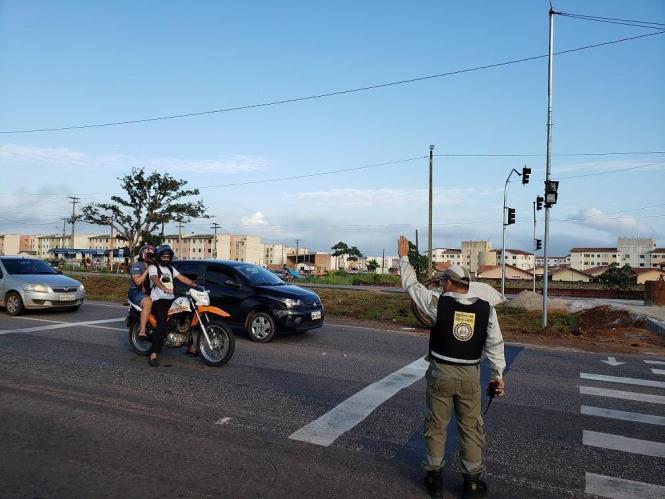 O Departamento de Trânsito do Pará (Detran) instalou e ativou, nesta terça-feira (29), um semáforo no quilômetro 15 da rodovia BR-316, em Marituba, região metropolitana de Belém. 

FOTO: ASDECOM / DETRAN
DATA:28.01.2019
BELÉM - PARÁ <div class='credito_fotos'>Foto: ASDECOM / DETRAN   |   <a href='/midias/2019/originais/1183dd49-bceb-4ec2-9321-e4ec9443f2e7.jpg' download><i class='fa-solid fa-download'></i> Download</a></div>