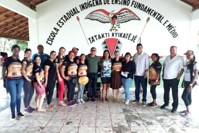No terceiro dia do programa Governo por Todo o Pará no sudeste do estado, a secretária de educação, professora Leila Freire, visitou algumas escolas indígenas da região. O objetivo foi conhecer de perto a condição do ensino e as necessidades dos estudantes. 

FOTO: ASCOM / SEDUC
DATA: 05.04.2019
MARABÁ - PA <div class='credito_fotos'>Foto: ASCOM / SEDUC   |   <a href='/midias/2019/originais/11937597-ca70-4b5f-b163-208006995b5f.jpg' download><i class='fa-solid fa-download'></i> Download</a></div>