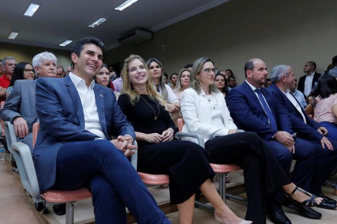 O governador do Estado, Helder Barbalho, e o vice-governador, Lúcio Vale, participaram, nesta quinta-feira, (21), da sessão especial da Assembleia Legislativa do Estado (Alepa), em Santarém. O evento ocorreu no auditório da Universidade do Estado do Pará (Uepa) e teve a presença de 28 deputados, além de vereadores do município; do presidente em exercício do Tribunal de Contas do Estado (TCE), Cipriano Sabino; e do procurador-geral de Justiça do Estado, Gilberto Martins. A sessão fez parte do programa Governo por Todo o Pará, que objetiva fazer uma gestão mais próxima das pessoas.

FOTO: MARCO SANTOS / AGÊNCIA PARÁ
DATA: 21.03.2019
SANTARÉM - PA <div class='credito_fotos'>Foto: Marco Santos / Ag. Pará   |   <a href='/midias/2019/originais/11d08d61-af12-4221-b3d7-d9d4797cc1a8.jpg' download><i class='fa-solid fa-download'></i> Download</a></div>