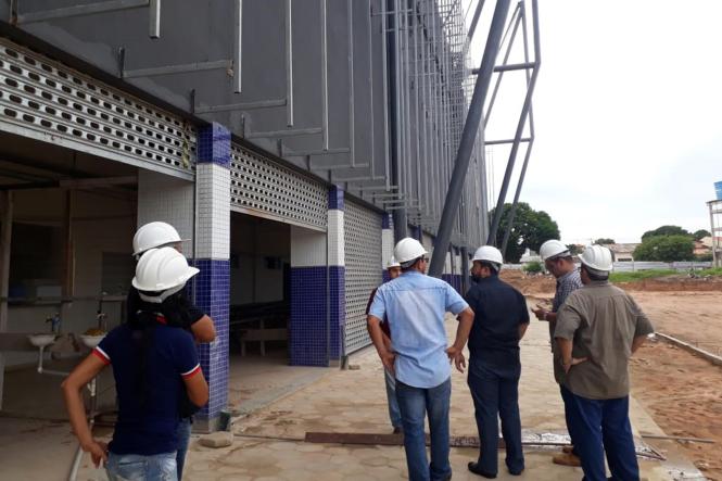 Nesta quinta-feira (31), o secretário regional de Governo do Baixo Amazonas, Henderson Pinto, realizou uma visita às obras do Ginásio Poliesportivo de Santarém, juntamente com a empresa responsável pela execução, e afirmou que as obras devem ser concluídas em até 120 dias.

FOTO: ASCOM CRGBA
DATA: 31.01.2019
SANTARÉM - PARÁ <div class='credito_fotos'>Foto: ASCOM CRG   |   <a href='/midias/2019/originais/12802c94-321d-494e-9728-ee92b218eb38.jpg' download><i class='fa-solid fa-download'></i> Download</a></div>