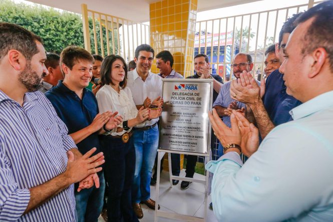 O governador do Estado, Helder Barbalho, e o vice, Lúcio Vale, inauguraram, na manhã deste sábado (25), no município de Oeiras do Pará, na região do Baixo Tocantins, a nova delegacia de Polícia Civil do município. Com investimentos de mais de R$ 1,4 milhão, a estrutura foi construída e aparelhada pelo governo e vai substituir um prédio antigo, datado de 1940.

FOTO: MARCELO SEABRA / AGÊNCIA PARÁ
DATA: 25.05.2019
OEIRAS - PARÁ <div class='credito_fotos'>Foto: Marcelo Seabra / Ag. Pará   |   <a href='/midias/2019/originais/134d82b3-8b85-427c-abbe-a874de28e11c.jpg' download><i class='fa-solid fa-download'></i> Download</a></div>