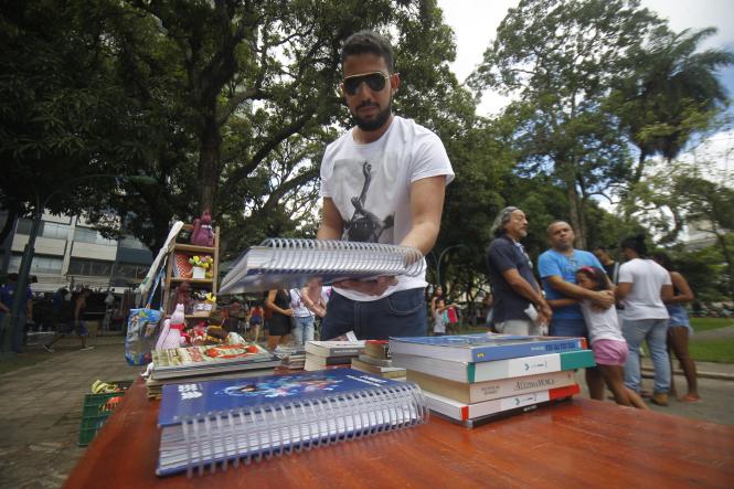 A Superintendência do Sistema Penitenciário do Estado do Pará (Susipe), por meio da Diretoria de Reinserção Social (DRS), lançou na manhã deste domingo (10), na Praça da República, em Belém, o Projeto Reinsere – Leitura nas Unidades Prisionais, promovendo uma grande campanha de arrecadação de livros literários e didáticos. 

FOTO : AKIRA ONUMA / SUSIPE
DATA : 10.03.2019
BELÉM - PARÁ <div class='credito_fotos'>Foto: Akira Onuma / Ascom Susipe   |   <a href='/midias/2019/originais/1478f2db-a461-4677-9bde-8a61fd4ef85c.jpg' download><i class='fa-solid fa-download'></i> Download</a></div>