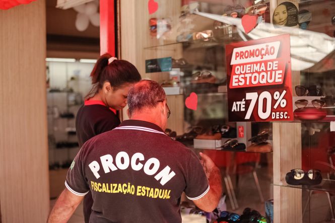 Em continuidade à Operação Dia das Mães, agentes de fiscalização do Procon, vinculado à Secretaria de Estado de Justiça e Direito Humanos (Sejudh), estiveram nesta quarta-feira (8) no centro comercial de Belém, para vistoriar estabelecimentos da área, com o objetivo de assegurar o cumprimento das normas estabelecidas pelo Código de Defesa do Consumidor.

FOTO: WAGNER ALMEIDA / SEJUDH
DATA: 08.05.2019
BELÉM - PARÁ <div class='credito_fotos'>Foto: Wagner Almeida/ Ascom Sejudh   |   <a href='/midias/2019/originais/1565ace6-60a0-4f64-865d-41c4695d74fb.jpg' download><i class='fa-solid fa-download'></i> Download</a></div>