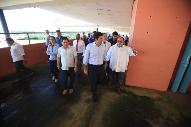 O governador do Pará, Helder Barbalho, informou que ficará pronto em 10 dias, o laudo sobre o desabamento de parte da cobertura do Estádio Olímpico do Pará, o Mangueirão. A informação foi passada em coletiva com a imprensa na tarde desta quarta-feira (9), após visita ao local. “Faremos de tudo para que, o mais rápido possível, o Mangueirão esteja plenamente em condições de funcionamento”, garantiu. 

FOTO: THIAGO GOMES/AG. PARÁ
DATA: 09.01.2019
BELÉM - PARÁ
 <div class='credito_fotos'>Foto: Thiago Gomes /Ag. Pará   |   <a href='/midias/2019/originais/16e8b987-728d-4b3d-993b-9a744b4caa6d.jpg' download><i class='fa-solid fa-download'></i> Download</a></div>