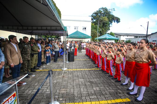 O Governo do Pará vai apoiar ações voltadas à expansão do Colégio Militar de Belém (CMBel), garantiu o governador Helder Barbalho na manhã deste sábado (09), durante a cerimônia de entrega da boina garança, símbolo que confirma a integração do estudante ao sistema militar de ensino. A maior parte dos alunos, 87 de um total de 126, ingressa no 6º ano do ensino fundamental.

FOTO: MAYCON NUNES / AGÊNCIA PARÁ
DATA: 09.03.2019
BELÉM - PARÁ <div class='credito_fotos'>Foto: Maycon Nunes / Ag. Pará   |   <a href='/midias/2019/originais/17d7d0f6-bc84-4853-8359-28d6d4f72fa6.jpg' download><i class='fa-solid fa-download'></i> Download</a></div>