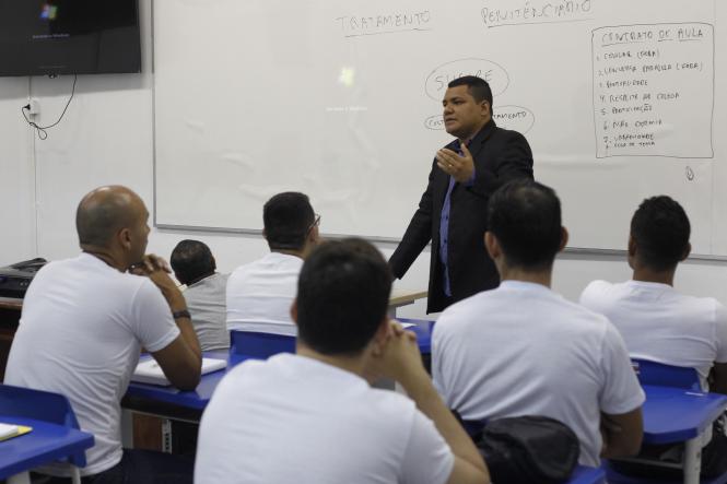 Cerca de 500 candidatos começaram as aulas na manhã desta segunda-feira, (11), para o curso de formação profissional de agente prisional, do concurso C-199 da Superintendência do Sistema Penitenciário do Estado (Susipe). O curso acontece no Instituto de Ensino de Segurança do Pará (IESP), em Marituba. No total, 498 candidatos classificados estão divididos em 14 turmas. 

FOTO: ASCOM / SUSIPE
DATA: 11.03.2019
BELÉM - PA <div class='credito_fotos'>Foto: ASCOM / SUSIPE   |   <a href='/midias/2019/originais/187c6c9e-d6da-4eb5-a4a4-6a507e2853f3.jpg' download><i class='fa-solid fa-download'></i> Download</a></div>