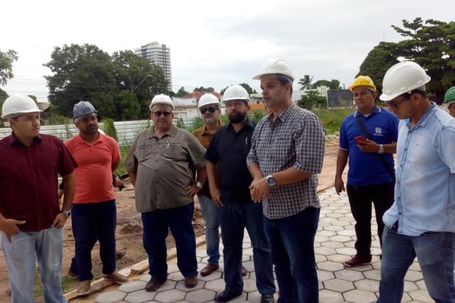Nesta quinta-feira (31), o secretário regional de Governo do Baixo Amazonas, Henderson Pinto, realizou uma visita às obras do Ginásio Poliesportivo de Santarém, juntamente com a empresa responsável pela execução, e afirmou que as obras devem ser concluídas em até 120 dias.

FOTO: ASCOM CRGBA
DATA: 31.01.2019
SANTARÉM - PARÁ <div class='credito_fotos'>Foto: ASCOM CRG   |   <a href='/midias/2019/originais/18f32ca2-ffc5-436c-91e6-0a2f5da9d111.jpg' download><i class='fa-solid fa-download'></i> Download</a></div>