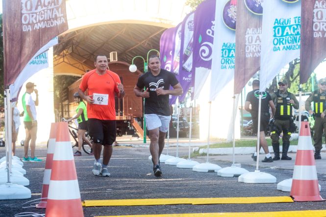 Projeto "Correndo Pela Liberdade" 
Tal feito foi alcançado durante a "Meia Maratona de Castanhal" realizada no último domingo (26), no nordeste paraense, com a largada às 5h30, da Praça do Estrela. Para o organizador do evento e educador físico, Júnior Menezes, a corrida é adequada para todas as idades, desde que orientada por um profissional. "Os benefícios de quem pratica a corrida são muito maiores com relação a qualidade de vida, saúde física e psicológica.

FOTO:  Franklin Salvador/ Ascom Fasepa
DATA: 28.05.2019
CASTANHAL - PARÁ <div class='credito_fotos'>Foto:  Franklin Salvador/ Ascom Fasepa   |   <a href='/midias/2019/originais/1d9be3ae-1adb-4062-9be7-14f0a21be673.jpg' download><i class='fa-solid fa-download'></i> Download</a></div>