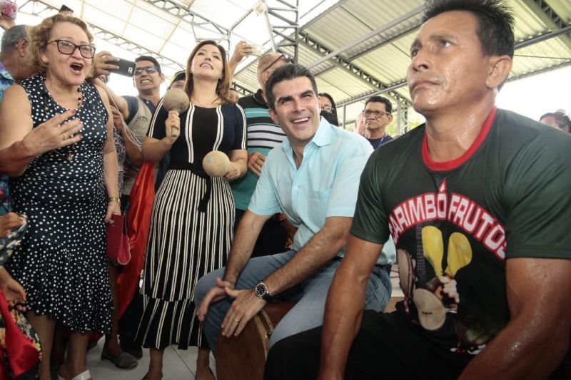 Ao som do autêntico carimbó de Marapanim, município do nordeste paraense, a população recebeu o governador Helder Barbalho, na manhã deste sábado (1º), para a solenidade de reinauguração da Escola Estadual de Ensino Médio Nelson Rabelo, na sede municipal, que foi reformada e ampliada. Com novas salas, laboratórios de vídeo e informática, a escola tem uma estrutura que respeita as leis de acessibilidade.

FOTO: FERNANDO ARAÚJO / AGÊNCIA PARÁ
DATA: 01.06.2019
MARAPANIM - PARÁ  <div class='credito_fotos'>Foto: Fernando Araújo/Ag. Pará   |   <a href='/midias/2019/originais/1e07626a-18bd-474d-8d0d-fc4e5a6f3cb5.jpg' download><i class='fa-solid fa-download'></i> Download</a></div>