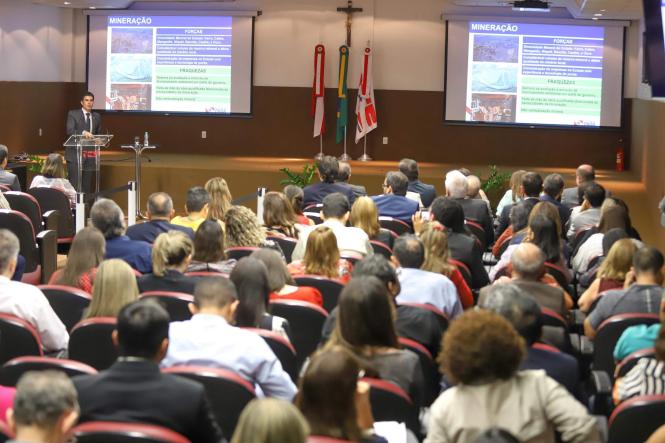 Na manhã desta segunda-feira (08), o governador do Estado, Helder Barbalho, esteve na sede do Tribunal de Contas do Estado para fazer um pedido de criação de grupo de trabalho para contratação e construção da ponte do Moju que foi derrubada no último sábado. Na ocasião Helder também participou de um encontro com cerca de 150 técnicos do TCE e MPCE, incluindo conselheiros e procuradores, onde tratou sobre os projetos do Governo para os próximos quatro anos.

FOTO: MARCO SANTOS / AGÊNCIA PARÁ
DATA: 08.04.2019
BELÉM - PA <div class='credito_fotos'>Foto: Marco Santos / Ag. Pará   |   <a href='/midias/2019/originais/1e75a2c7-3cd7-46c9-8b1e-d44fb0db4e09.jpg' download><i class='fa-solid fa-download'></i> Download</a></div>