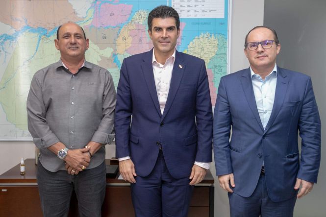 Prefeitos e lideranças do PSD do Pará solicitaram o apoio do governo do Estado para investimentos nas áreas da educação, infraestrutura, saúde e segurança. As demandas foram apresentadas ao governador Helder Barbalho nesta quinta-feira (25), durante várias audiências, no Palácio do Governo, em Belém, com a presença do presidente do Partido Social Democrático (PSD) no Pará, Helenilson Pontes.

FOTO: MARCO SANTOS / AGÊNCIA PARÁ
DATA: 25.04.2019
BELÉM - PARÁ <div class='credito_fotos'>Foto: Marco Santos / Ag. Pará   |   <a href='/midias/2019/originais/1f2735f1-7d6f-4e56-a83c-63553a49d658.jpg' download><i class='fa-solid fa-download'></i> Download</a></div>