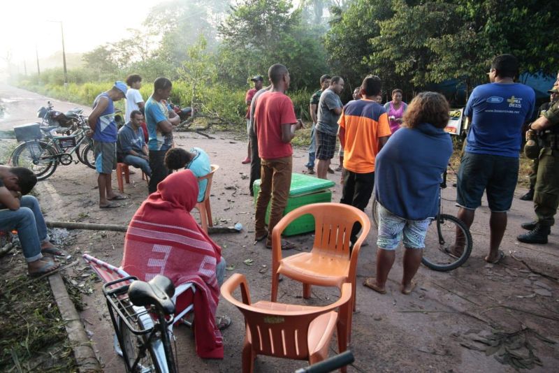 A Polícia Militar do Pará realizou, na manhã deste domingo (2), a operação de desobstrução da estrada que dá acesso ao Aterro Sanitário do município de Marituba, na Região Metropolitana de Belém.

FOTO: FERNANDO ARAÚJO / AG. PARÁ
DATA: 02.06.2019
MARITUBA - PARÁ <div class='credito_fotos'>Foto: Fernando Araújo / agência Pará   |   <a href='/midias/2019/originais/20b20cb2-20cd-44e3-9b27-5073a90f52a3.jpg' download><i class='fa-solid fa-download'></i> Download</a></div>