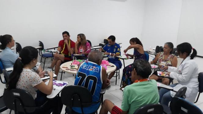 Para celebrar o Dia Internacional da Mulher, o Hospital Jean Bitar (HJB), em Belém, por meio do Grupo de Trabalho de Humanização (GTH), realizou na sexta-feira programação alusiva para pacientes e funcionários. As atividades começaram pela manhã, com distribuição de brindes e roda de conversa sobre autoestima e oficina de confecção de máscaras carnavalescas.

FOTO : ASCOM / HJB
DATA : 08.03.2019
BELÉM - PARÁ
 <div class='credito_fotos'>Foto: ASCOM HJB   |   <a href='/midias/2019/originais/21d48d83-c0c6-4e34-b047-5c4111fee04d.jpg' download><i class='fa-solid fa-download'></i> Download</a></div>