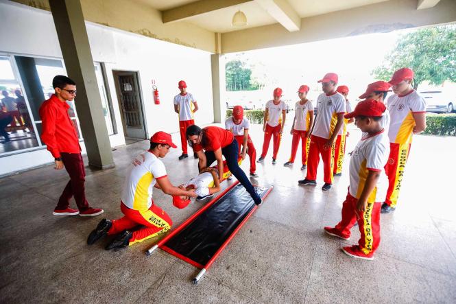 O Programa Escola da Vida, do Corpo de Bombeiros Militar do Pará, completa em 2019, vinte e seis anos no auxílio à formação de milhares de jovens no Estado. Fundado em 1990, o PEV atende anualmente mais de três mil participantes, entre 12 e 15 anos, que preferencialmente frequentem a instituição pública de ensino, em 25 polos espalhados por todo o estado. 

FOTO: MAYCON NUNES / AGÊNCIA PARÁ
DATA: 26.02.2019
BELÉM - PA <div class='credito_fotos'>Foto: Maycon Nunes / Ag. Pará   |   <a href='/midias/2019/originais/24719d19-918d-42c5-a65a-f2f0cc09b107.jpg' download><i class='fa-solid fa-download'></i> Download</a></div>