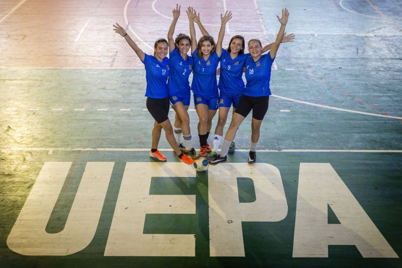 Equipe feminina de futsal da Uepa - atletas que vÃ£o disputar o campeonato Neymar Jr Five, no Rio de Janeiro.



FOTO: NAILANA THIELY

DATA: 28.05.19

BELÃ‰M-PARÃ <div class='credito_fotos'>Foto: Nailana Thiely / Ascom Uepa   |   <a href='/midias/2019/originais/2596_equipefemininadefutsaldauepa-atletasquevaoaotorneionorj-fotonailanathiely_4.jpg' download><i class='fa-solid fa-download'></i> Download</a></div>