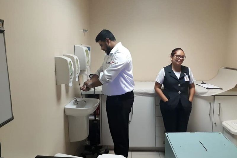 Hospital Jean Bitar incentiva a limpeza correta das mãos <div class='credito_fotos'>Foto: ASCOM HJB   |   <a href='/midias/2019/originais/2598_61742590_2242292209189837_256341025662959616_n.jpg' download><i class='fa-solid fa-download'></i> Download</a></div>