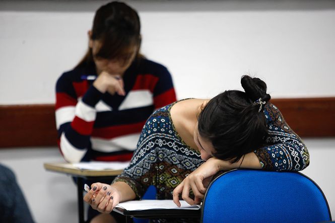 Tricia Garcia foi uma das primeiras a chegar à Faculdade Estácio, na manhã deste domingo (28), para realizar a prova do concurso do Departamento de Trânsito do Pará (Detran). Desde às 6h30, aproximadamente, a professora de espanhol aguardava a abertura dos portões, marcada para às 7h. Ela disputa uma das 34 vagas ofertadas para o cargo de agente de educação de trânsito, que teve 53.600 mil inscritos e oferece remuneração de R$ 2.191,52.

FOTO: WAGNER SANTANA / AGENCIA PA
DATA: 28.04.2019
BELEM - PA <div class='credito_fotos'>Foto: Wagner Santana / Ag. Pará   |   <a href='/midias/2019/originais/25ff28df-e1a0-404d-92a6-2b44e9a72dcf.jpg' download><i class='fa-solid fa-download'></i> Download</a></div>