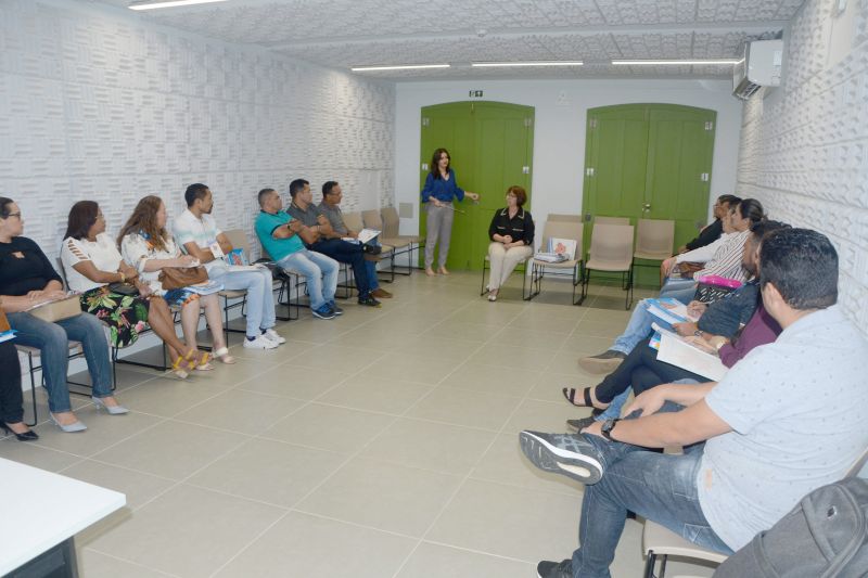 Encontro Regional em Bragança discute agenda da aprendizagem na região nordeste do Pará


FOTO: ASCOM / SEDUC
DATA: 03.06.2019
BRAGANÇA - PARÁ <div class='credito_fotos'>Foto: ASCOM / SEDUC   |   <a href='/midias/2019/originais/2600_encerramentodoencontrodeeducacao-bragancafotoraipontes7.jpg' download><i class='fa-solid fa-download'></i> Download</a></div>