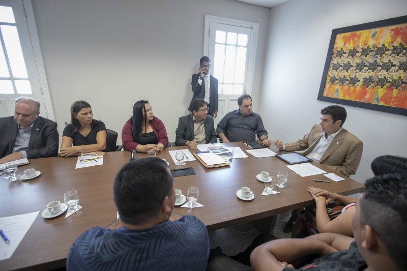 O governador do Estado, Helder Barbalho, recebeu a visita de uma comitiva de autoridades do município de Magalhães Barata, região do salgado paraense, nesta segunda-feira (3), na sede do governo, em Belém. Na reunião, liderada pelo prefeito Gerson Miranda, foram discutidas demandas para a cidade nas área de transporte, educação e infraestrutura. <div class='credito_fotos'>Foto: Marco Santos / Ag. Pará   |   <a href='/midias/2019/originais/2602_governadorhelderbarbalhorecebe-comitivademagalhaesbarata-marcosantos-4.jpg' download><i class='fa-solid fa-download'></i> Download</a></div>