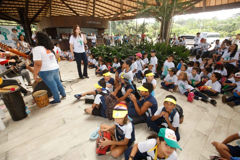 Estimular a conscientização ambiental vai muito além de promover um dia festivo no Dia Mundial do Meio Ambiente, instituído pela Organização das Nações Unidas (ONU) no dia 5 de junho de 1972, durante a Conferência das Nações Unidas sobre o Meio Ambiente Humano, em Estocolmo (Suécia). Mais do que a comemoração, é fundamental desenvolver políticas públicas comprometidas com a preservação ambiental.

FOTO: FERNANDO ARAÚJO / AGÊNCIA PARÁ
DATA: 06.06.2019
BELÉM - PARÁ <div class='credito_fotos'>Foto: Fernando Araújo / agência Pará   |   <a href='/midias/2019/originais/2626_criancanasemanadomeioambiente6.jpg' download><i class='fa-solid fa-download'></i> Download</a></div>