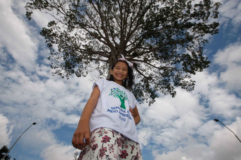 Estimular a conscientização ambiental vai muito além de promover um dia festivo no Dia Mundial do Meio Ambiente, instituído pela Organização das Nações Unidas (ONU) no dia 5 de junho de 1972, durante a Conferência das Nações Unidas sobre o Meio Ambiente Humano, em Estocolmo (Suécia). Mais do que a comemoração, é fundamental desenvolver políticas públicas comprometidas com a preservação ambiental.

FOTO: FERNANDO ARAÚJO / AGÊNCIA PARÁ
DATA: 06.06.2019
BELÉM - PARÁ <div class='credito_fotos'>Foto: Fernando Araújo / agência Pará   |   <a href='/midias/2019/originais/2626_helenavitoriavencedoradonovonomedasamaumeira4.jpg' download><i class='fa-solid fa-download'></i> Download</a></div>