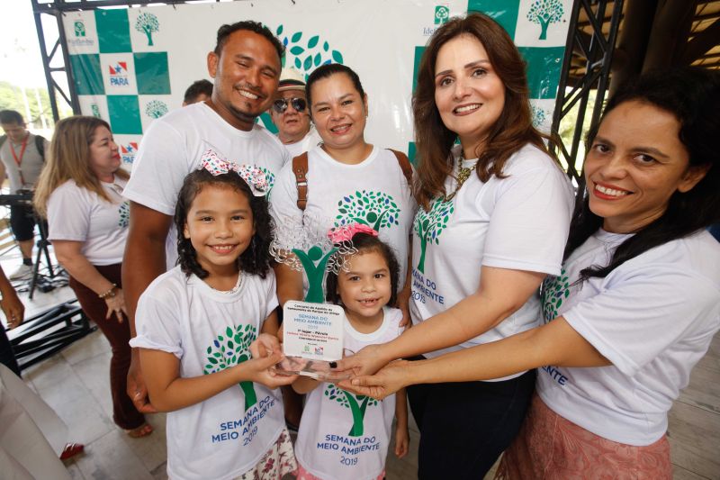 Estimular a conscientização ambiental vai muito além de promover um dia festivo no Dia Mundial do Meio Ambiente, instituído pela Organização das Nações Unidas (ONU) no dia 5 de junho de 1972, durante a Conferência das Nações Unidas sobre o Meio Ambiente Humano, em Estocolmo (Suécia). Mais do que a comemoração, é fundamental desenvolver políticas públicas comprometidas com a preservação ambiental.

FOTO: FERNANDO ARAÚJO / AGÊNCIA PARÁ
DATA: 06.06.2019
BELÉM - PARÁ <div class='credito_fotos'>Foto: Fernando Araújo / agência Pará   |   <a href='/midias/2019/originais/2626_karlabengsompresidentedaideflor3.jpg' download><i class='fa-solid fa-download'></i> Download</a></div>