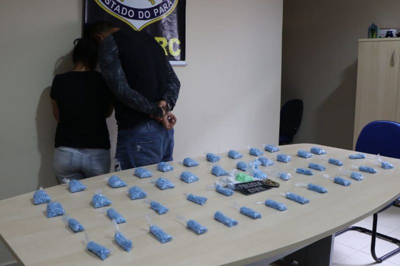 A Polícia Civil do Pará apresentou, nesta quinta-feira (13), cerca de 8 mil comprimidos da droga sintética MDMA (Metilenodioximetanfetamina), conhecida popularmente como "ecstasy".

FOTO: ASCOM / POLICIA CIVIL
DATA: 13.06.2019
BELÉM - PARÁ <div class='credito_fotos'>Foto: Ascom Polícia Civil   |   <a href='/midias/2019/originais/2685_casalpresocomecstasycopy.jpg' download><i class='fa-solid fa-download'></i> Download</a></div>