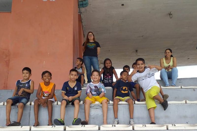 Dez crianças, moradoras do Distrito de Icoaraci, em Belém, visitaram o Estádio Olímpico do Pará /EOP, o Mangueirão, na manhã desta sexta-feira (14), através do projeto "Centro de Visitação ao Estádio"

FOTO: ASCOM / SEEL
DATA: 14.06.2019
BELÉM - PARÁ <div class='credito_fotos'>Foto: ASCOM / SEEL   |   <a href='/midias/2019/originais/2702_visitacras2.jpg' download><i class='fa-solid fa-download'></i> Download</a></div>