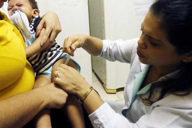 A Campanha de Vacinação Contra a Gripe atingiu a meta de imunizar 90% de pessoas dos grupos prioritários no Pará. Do total de 2.095.999 cidadãos aptos à imunização, 1.908.884 foram vacinados até a manhã desta sexta-feira (14), contabilizando quase 92% da meta estabelecida, segundo dados da Divisão de Imunizações da Secretaria de Estado de Saúde Pública (Sespa). <div class='credito_fotos'>Foto: Divulgação   |   <a href='/midias/2019/originais/2711_5d03890a-246b-4056-a8a9-f26fc1e6cc97.jpg' download><i class='fa-solid fa-download'></i> Download</a></div>