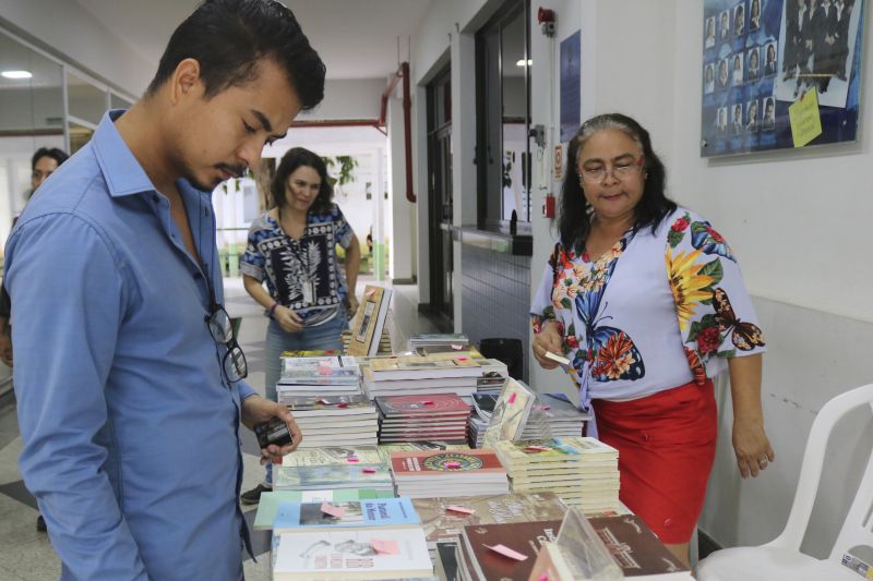 Livros de boa qualidade a preços convidativos. Foi esta impressão que a professora Simone Amaral teve ao visitar o estande montado pela Imprensa Oficial, na manhã desta terça-feira (18), no hall da reitoria do Instituto Federação de Educação, Ciência e Tecnologia do Pará (IFPA). Trata-se da terceira ação literária para divulgar as publicações já impressas pela autarquia e a editora pública, que está em processo de formalização. <div class='credito_fotos'>Foto: ASCOM / IOE   |   <a href='/midias/2019/originais/2748_img_2317.jpg' download><i class='fa-solid fa-download'></i> Download</a></div>