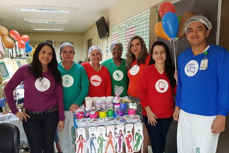 A equipe multiprofissional do serviço de Terapia Renal Substitutiva Pediátrica da Fundação Santa Casa do Pará está realizando uma campanha para crianças, adolescentes e seus familiares sobre metas de segurança no tratamento hospitalar. Em um primeiro momento, foi realizada uma palestra educativa com todos os profissionais envolvidos neste atendimento. Depois, houve demonstração da lavagem das mãos, uso do álcool gel e como isso se aplica no dia a dia dos pacientes. As atividades serão encerradas nesta quarta-feira (19). <div class='credito_fotos'>Foto: ASCOM / SANTA CASA   |   <a href='/midias/2019/originais/2749_centrorenaldasantacasarealizaacaodesegurancadopaciente.2.jpg' download><i class='fa-solid fa-download'></i> Download</a></div>