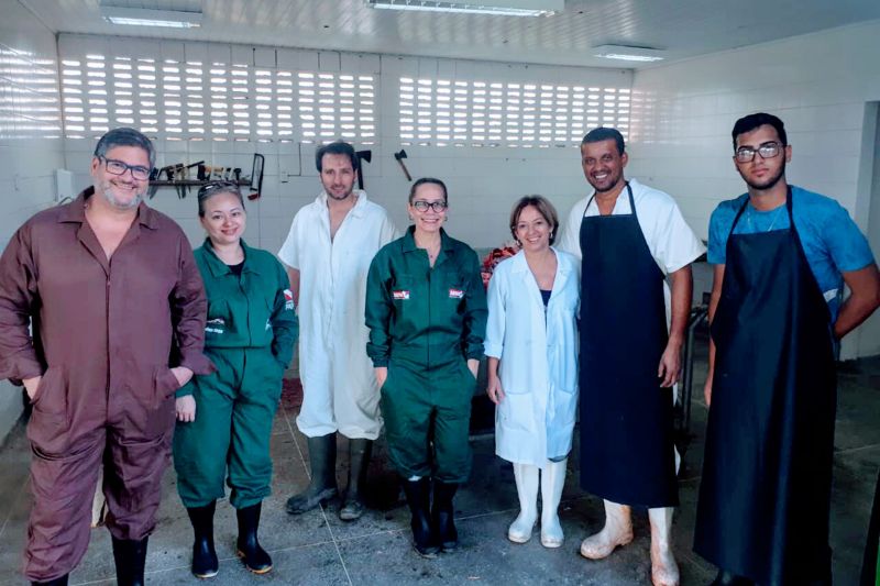 A coordenadora do Programa Estadual da Raiva dos Herbívoros, Arlinéa Rodrigues, junto com Ingrid Toda, ambas veterinárias e servidoras da Agência de Defesa Agropecuária do Pará (Adepará), realizaram visita técnica à Agência de Defesa Agropecuária da Bahia (Adab), entre os dias 10 e 14 de junho. 

FOTO: ASCOM ADEPARÁ
DATA: 19.06.2019
BAHIA - BA <div class='credito_fotos'>Foto: ASCOM ADEPARÁ   |   <a href='/midias/2019/originais/2751_tecnicadecoletadematerialpararaivaeeebcopy.jpg' download><i class='fa-solid fa-download'></i> Download</a></div>