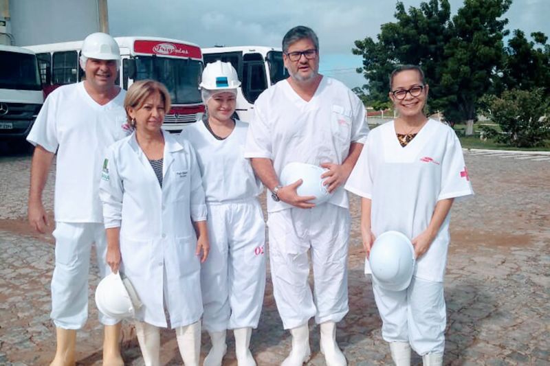 A coordenadora do Programa Estadual da Raiva dos Herbívoros, Arlinéa Rodrigues, junto com Ingrid Toda, ambas veterinárias e servidoras da Agência de Defesa Agropecuária do Pará (Adepará), realizaram visita técnica à Agência de Defesa Agropecuária da Bahia (Adab), entre os dias 10 e 14 de junho. 

FOTO: ASCOM ADEPARÁ
DATA: 19.06.2019
BAHIA - BA <div class='credito_fotos'>Foto: ASCOM ADEPARÁ   |   <a href='/midias/2019/originais/2751_visitaamatadouropararetiradademrecopy.jpg' download><i class='fa-solid fa-download'></i> Download</a></div>