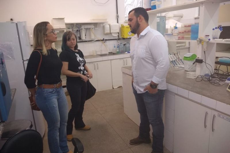 A coordenadora do Programa Estadual da Raiva dos Herbívoros, Arlinéa Rodrigues, junto com Ingrid Toda, ambas veterinárias e servidoras da Agência de Defesa Agropecuária do Pará (Adepará), realizaram visita técnica à Agência de Defesa Agropecuária da Bahia (Adab), entre os dias 10 e 14 de junho. 

FOTO: ASCOM ADEPARÁ
DATA: 19.06.2019
BAHIA - BA <div class='credito_fotos'>Foto: ASCOM ADEPARÁ   |   <a href='/midias/2019/originais/2751_visitaaolaboratorioadab.jpg' download><i class='fa-solid fa-download'></i> Download</a></div>