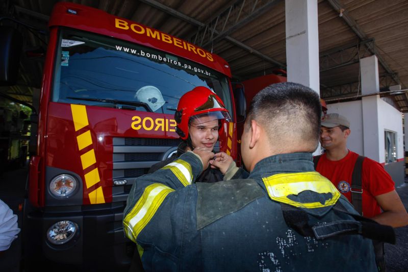 Todo ser humano tem suas particularidades, habilidades e talentos. Reconhecer então as diferenças de cada um é imprescindível para que a igualdade de direitos seja possível assim como a luta pelos direitos de cada um. A família Silva, de Barcarena, no nordeste paraense, conhece muito bem essa luta. Pais de Renan dos Santos Silva, de 20 anos, que tem autismo e sonha em se tornar bombeiro militar, a família realizou, no último dia 6 de junho, uma parte desse sonho. O jovem ganhou de presente "um dia de Bombeiro" no Comando Geral do Corpo de Bombeiros Militar, em Belém. <div class='credito_fotos'>Foto: Wagner Santana / Ag. Pará   |   <a href='/midias/2019/originais/2752__94j3374.jpg' download><i class='fa-solid fa-download'></i> Download</a></div>