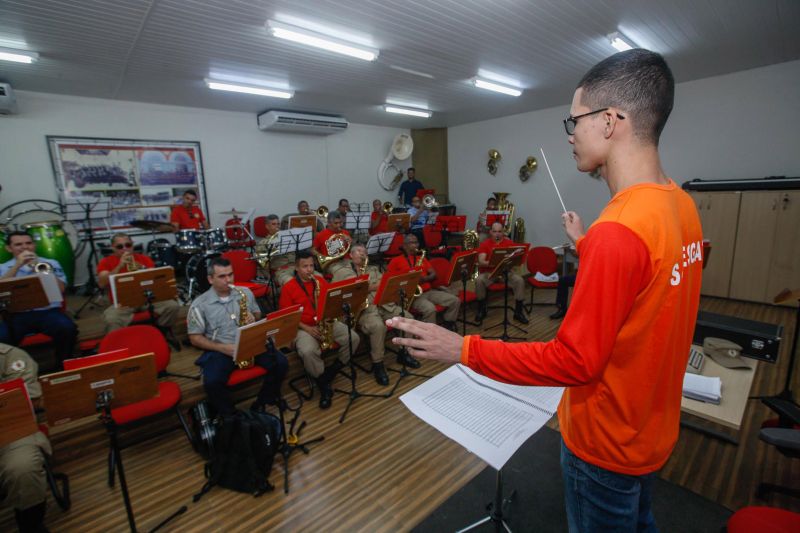 Todo ser humano tem suas particularidades, habilidades e talentos. Reconhecer então as diferenças de cada um é imprescindível para que a igualdade de direitos seja possível assim como a luta pelos direitos de cada um. A família Silva, de Barcarena, no nordeste paraense, conhece muito bem essa luta. Pais de Renan dos Santos Silva, de 20 anos, que tem autismo e sonha em se tornar bombeiro militar, a família realizou, no último dia 6 de junho, uma parte desse sonho. O jovem ganhou de presente "um dia de Bombeiro" no Comando Geral do Corpo de Bombeiros Militar, em Belém. <div class='credito_fotos'>Foto: Wagner Santana / Ag. Pará   |   <a href='/midias/2019/originais/2752__94j3602.jpg' download><i class='fa-solid fa-download'></i> Download</a></div>